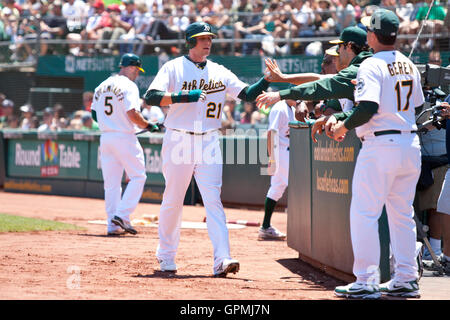 11. Juli 2010; Oakland, Kalifornien, USA;  Oakland Athletics Recht Fielder Ryan Sweeney (21) ist von Teamkollegen gratulierte nach scoring einen Lauf gegen die Los Angeles Angels im ersten Inning bei Oakland-Alameda County Coliseum. Stockfoto