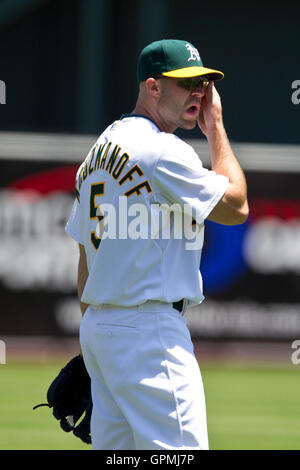 Juli 11, 2010; Oakland, Ca, USA; Oakland Athletics dritter Basisspieler Kevin Kouzmanoff (5) Während der ersten Inning gegen die Los Angeles angels an Oakland-Alameda County Coliseum. oakland besiegten Los Angeles 5-2. Stockfoto