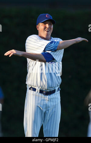 16. August 2010; Chicago, IL, USA;  Chicago Cubs Start Pitcher Tom Gorzelanny (32) erwärmt sich im Outfield vor dem Spiel gegen die San Diego Padres im Wrigley Field. Stockfoto