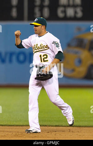 4. Mai 2011; Oakland, Kalifornien, USA;  Oakland Athletics Recht Fielder David DeJesus (12) feiert am Ende des Spiels gegen die Cleveland Indians im Oakland-Alameda County Coliseum. Oakland besiegte Cleveland 3-1. Stockfoto