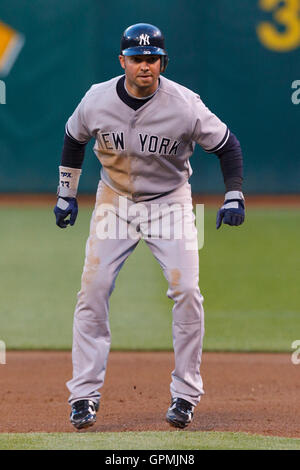 31. Mai 2011; Oakland, Kalifornien, USA;  New York Yankees Recht Fielder Nick Swisher (33) führt ab erster Stützpunkt gegen die Oakland Athletics während der vierten Inning im Oakland-Alameda County Coliseum. New York besiegten Oakland 10-3. Stockfoto