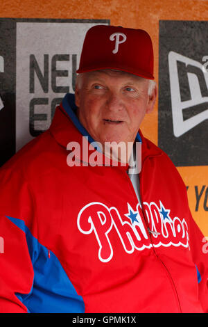 7. August 2011; San Francisco, CA, USA;  Philadelphia Phillies Manager Charlie Manuel (41) sitzt auf der Trainerbank vor dem Spiel gegen die San Francisco Giants am AT&T Park. San Francisco besiegte Philadelphia 3-1. Stockfoto