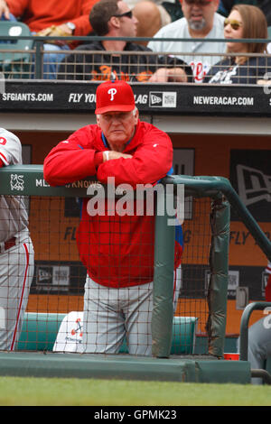 7. August 2011; San Francisco, CA, USA;  Philadelphia Phillies Manager Charlie Manuel (41) sieht sein Team von der Trainerbank im ersten Inning gegen die San Francisco Giants im AT&T Park. Stockfoto