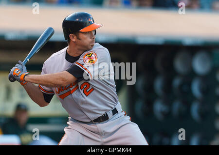 15. August 2011; Oakland, Kalifornien, USA;  Baltimore Orioles Shortstop j.j. Hardy (2) at bat gegen die Oakland Athletics im ersten Inning O.co Coliseum.  Baltimore besiegten Oakland 6-2. Stockfoto