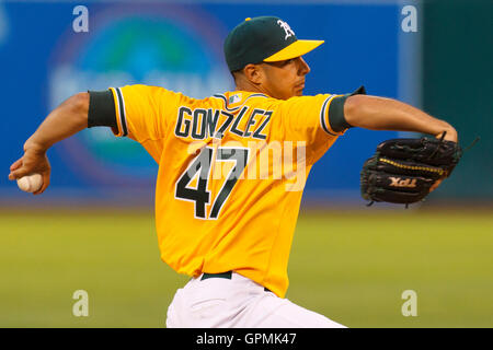 15. August 2011; Oakland, Kalifornien, USA;  Oakland Athletics ab Krug Gio Gonzalez (47) Stellplätze gegen die Baltimore Orioles während des dritten Innings O.co Coliseum.  Baltimore besiegten Oakland 6-2. Stockfoto