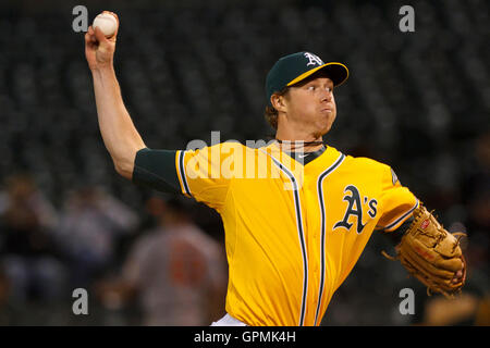 15. August 2011; Oakland, Kalifornien, USA;  Oakland Athletics Entlastung Krug Trystan Magnuson (64) Stellplätze gegen die Baltimore Orioles während der neunten Inning O.co Coliseum.  Baltimore besiegten Oakland 6-2. Stockfoto