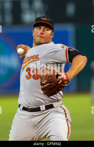 15. August 2011; Oakland, Kalifornien, USA;  Baltimore Orioles Start Krug Tommy Hunter (39) Stellplätze gegen die Oakland Athletics während der dritten Inning O.co Coliseum. Stockfoto