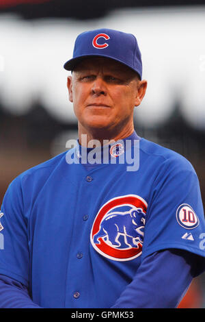 30. August 2011; San Francisco, CA, USA;  Chicago Cubs Manager Mike Quade (8) trifft sich mit Schiedsrichter hinter Hauptplatte vor dem Spiel gegen die San Francisco Giants im AT&T Park. Stockfoto