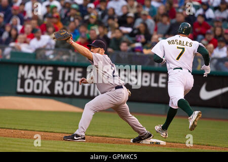 19. Juli 2010; Oakland, Kalifornien, USA;  Boston Red Sox erster Basisspieler Kevin Youkilis (20) zwingt aus Oakland Athletics zweiter Basisspieler Adam Rosales (7) auf der ersten Base während der vierten Inning im Oakland-Alameda County Coliseum. Boston besiegten Oakland 2-1. Stockfoto