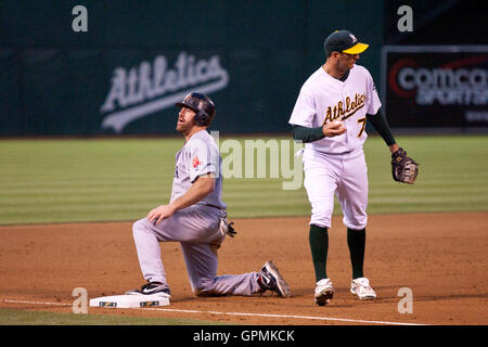 19. Juli 2010; Oakland, Kalifornien, USA;  Boston Red Sox erster Basisspieler Kevin Youkilis (20) reagiert nach bekommen Sie von Oakland Athletics zweiter Basisspieler Adam Rosales (7) in der dritten Base während des sechsten Innings im Oakland-Alameda County Coliseum getaggt. Stockfoto