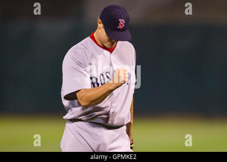 Juli 2010; Oakland, CA, USA; der Boston Red Sox Relief Pitcher Jonathan Papelbon (58) feiert am Ende des Spiels gegen die Oakland Athletics im Oakland-Alameda County Coliseum. Boston besiegte Oakland mit 2:1. Stockfoto