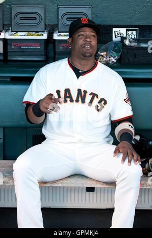 27. Juli 2010; San Francisco, CA, USA;  San Francisco Giants Shortstop Juan Uribe (5) vor dem Spiel gegen die Florida Marlins im AT&T Park. Stockfoto
