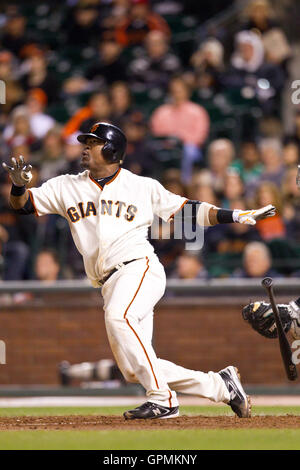 27. Juli 2010; San Francisco, CA, USA;  San Francisco Giants Shortstop Juan Uribe (5) schlägt einen ein run Home Run gegen die Florida Marlins im achten Inning an AT&T Park. Stockfoto