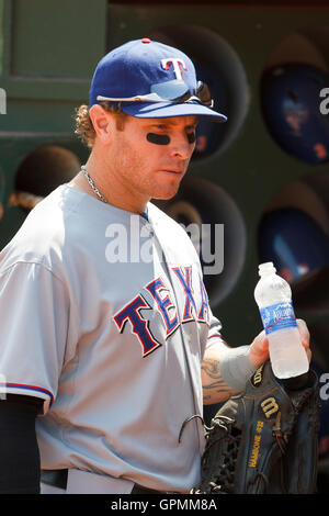 August 7, 2010; Oakland, Ca, USA; Texas Rangers linken Feldspieler Josh Hamilton (32) vor dem Spiel gegen die Oakland Athletics an Oakland-Alameda County Coliseum. oakland besiegten Texas 6-2. Stockfoto
