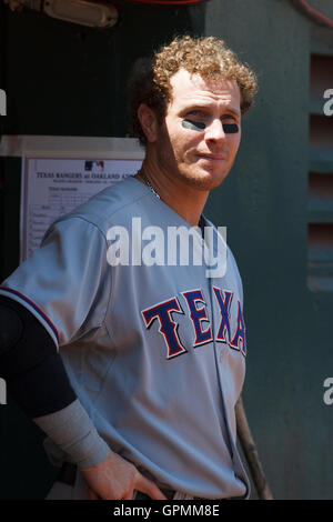 7. August 2010; Oakland, Kalifornien, USA;  Texas Rangers linker Feldspieler Josh Hamilton (32) vor dem Spiel gegen die Oakland Athletics im Oakland-Alameda County Coliseum.  Oakland besiegte Texas 6-2. Stockfoto