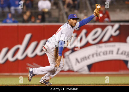 10. August 2010; San Francisco, CA, USA;  Chicago Cubs Shortstop Starlin Castro (13) hebt seinen Handschuh nach dem vornehmen eines Tauchen Fangs einer Linie Kugel von der Fledermaus der San Francisco Giants Center Fielder Andres Torres (nicht Pitctured) während der achten Inning at Stockfoto