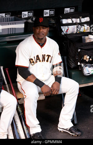 August 11, 2010, San Francisco, Ca, USA; San Francisco Giants shortstop Juan Uribe (5) im dugout vor dem Spiel gegen die Chicago Cubs bei AT&T Park. San Francisco Chicago 5-4 besiegte. Stockfoto