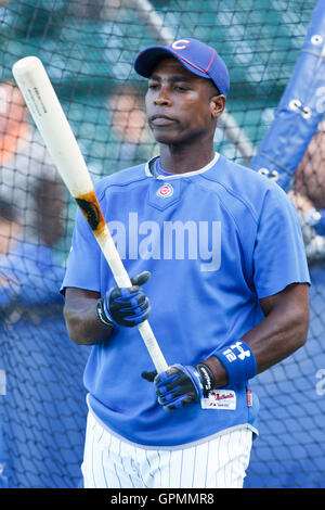 16. August 2010; Chicago, IL, USA;  Chicago Cubs linker Feldspieler Alfonso Soriano (12) während der Wimper Praxis vor dem Spiel gegen die San Diego Padres im Wrigley Field. Stockfoto