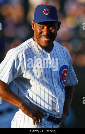 16. August 2010; Chicago, IL, USA;  Chicago Cubs erste Base Coach Ivan De Jesus (11) Uhren Spieler Aufwärmen vor dem Spiel gegen die San Diego Padres im Wrigley Field.  San Diego besiegte Chicago 9-5. Stockfoto