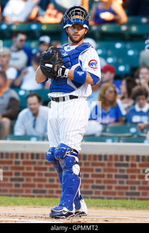 August 16, 2010; Chicago, IL, USA; Chicago Cubs Catcher koyie Hill (55) im ersten Inning gegen die San Diego Padres im Wrigley Field. San Diego besiegt Chicago 9-5. Stockfoto