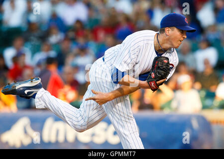 16. August 2010; Chicago, IL, USA;  Chicago Cubs Start Pitcher Tom Gorzelanny (32) Stellplätze gegen die San Diego Padres im ersten Inning im Wrigley Field. Stockfoto