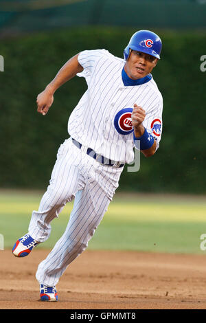 August 2010; Chicago, IL, USA; Kosuke Fukudome (1) der Chicago Cubs Right Fielder läuft im ersten Inning gegen die San Diego Padres im Wrigley Field auf die dritte Basis. Stockfoto