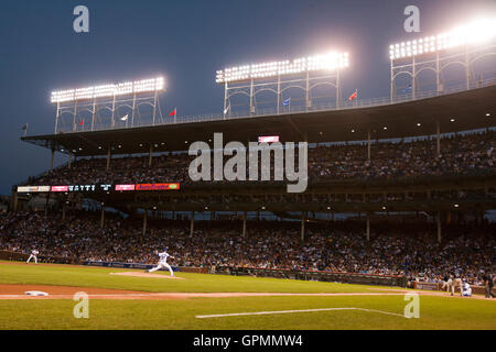 August 16, 2010; Chicago, IL, USA; Chicago Cubs, die Krug Tom Gorzelanny (Mitte) Plätze im vierten Inning zu San Diego Padres dritter Basisspieler Miguel Tejada (10) bei Wrigley Field. Stockfoto