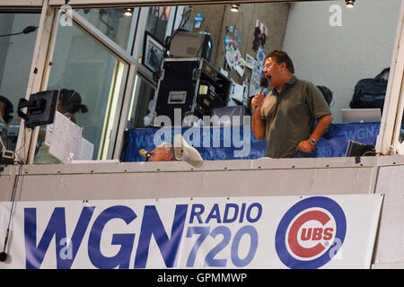 16. August 2010; Chicago, IL, USA;  Ehemaliger Spieler der Chicago Cubs singt Ron Santo nimm mich mit zum Ballspiel im siebten Inning des Spiels zwischen den Chicago Cubs und den San Diego Padres im Wrigley Field. Stockfoto