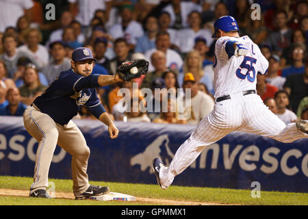 16. August 2010; Chicago, IL, USA;  San Diego Padres erster Basisspieler Adrian Gonzalez (links) zwingt, Chicago Cubs Catcher Koyie Hill (55) auf der ersten Base im siebten Inning im Wrigley Field.  San Diego besiegte Chicago 9-5. Stockfoto