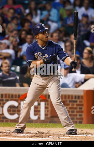 17. August 2010; Chicago, IL, USA;  San Diego Padres Shortstop Jerry Hairston Jr. (15) at bat gegen die Chicago Cubs in der zweiten Inning im Wrigley Field.  San Diego besiegte Chicago 1-0. Stockfoto