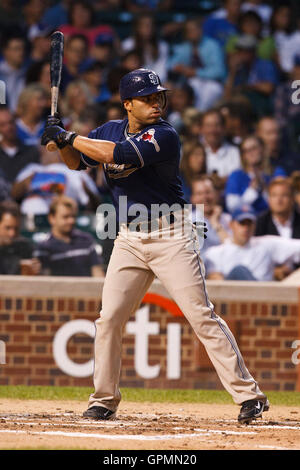 17. August 2010; Chicago, IL, USA;  San Diego Padres Shortstop Jerry Hairston Jr. (15) at bat gegen die Chicago Cubs in der zweiten Inning im Wrigley Field.  San Diego besiegte Chicago 1-0. Stockfoto