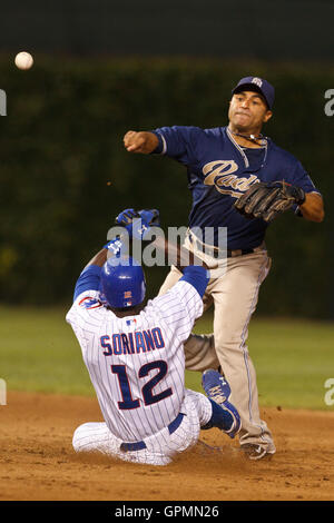17. August 2010; Chicago, IL, USA; San Diego Padres Shortstop Jerry Hairston Jr. (15) wirft über Chicago Cubs linker Feldspieler Alfonso Soriano (12), ein doppeltes Spiel in der zweiten Inning im Wrigley Field abzuschließen. Stockfoto