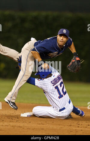 August 17, 2010; Chicago, IL, USA; Chicago Cubs linken Feldspieler Alfonso Soriano (12) kollidiert mit San Diego Padres shortstop Jerry hairston jr. (15) Auf ein doppeltes Spiel im zweiten Inning bei Wrigley Field. San Diego besiegt Chicago 1-0. Stockfoto
