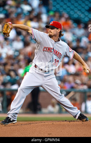 24. August 2010; San Francisco, CA, USA;  Cincinnati Reds ab Krug Travis Wood (30) Stellplätze gegen die San Francisco Giants im ersten Inning im AT&T Park. Stockfoto