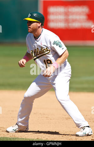 September 5, 2010; Oakland, Ca, USA; Oakland Athletics rechter Feldspieler gabe Brutto (18) Weg führt zuerst Basis gegen die Los Angeles angels während des fünften Inning in Oakland-Alameda County Coliseum. los angeles Oakland 7-4 besiegte. Stockfoto