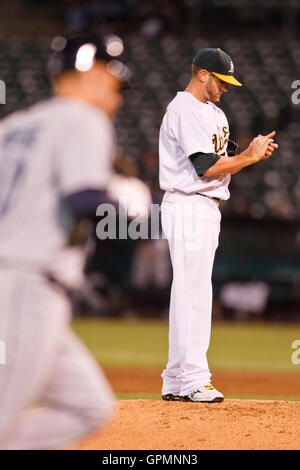 7. September 2010; Oakland, Kalifornien, USA;  Oakland Athletics Start Krug Dallas Braden (51) reagiert nach dem Verzicht auf einen ein run Home Run Seattle Mariners Catcher Adam Moore (vorne) während des dritten Innings im Oakland-Alameda County Coliseum. Stockfoto