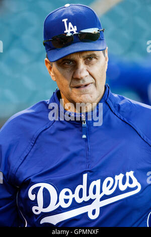 14. September 2010; San Francisco, CA, USA;  Los Angeles Dodgers-Manager Joe Torre (6) Uhren mit der Wimper Praxis vor dem Spiel gegen die San Francisco Giants im AT&T Park. Stockfoto