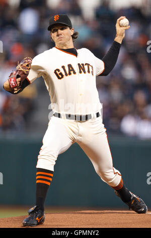 September 2010; San Francisco, CA, USA; San Francisco Giants Starting Pitcher Barry Zito (75) spielt im ersten Inning im AT&T Park gegen die Los Angeles Dodgers. Stockfoto