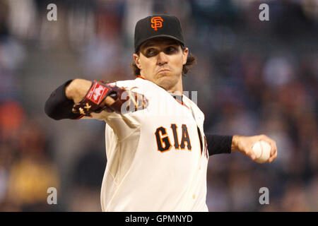 September 2010; San Francisco, CA, USA; San Francisco Giants Starting Pitcher Barry Zito (75) spielt im ersten Inning im AT&T Park gegen die Los Angeles Dodgers. Stockfoto