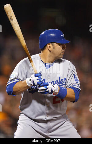 September 2010; San Francisco, CA, USA; der Los Angeles Dodgers-Fänger Rod Barajas (28) beim Schlachten gegen die San Francisco Giants während des zweiten Inning im AT&T Park. Los Angeles besiegte San Francisco mit 1:0. Stockfoto