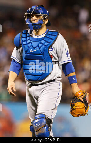 14. September 2010; San Francisco, CA, USA;  Los Angeles Dodgers Catcher Rod Barajas (28) während der sechsten Inning gegen die San Francisco Giants im AT&T Park. Los Angeles besiegte San Francisco 1-0. Stockfoto