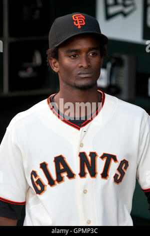 15. September 2010; San Francisco, CA, USA;  San Francisco Giants linker Feldspieler Eugenio Velez (8) auf der Trainerbank vor dem Spiel gegen die Los Angeles Dodgers im AT&T Park. Stockfoto