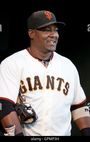 15. September 2010; San Francisco, CA, USA;  San Francisco Giants Shortstop Juan Uribe (5) tritt der Einbaum vor dem Spiel gegen die Los Angeles Dodgers im AT&T Park.  San Francisco besiegte Los Angeles 2-1. Stockfoto