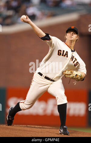 15. September 2010; San Francisco, CA, USA;  San Francisco Giants starten Krug Matt Cain (18) Stellplätze gegen die Los Angeles Dodgers im ersten Inning im AT&T Park. Stockfoto