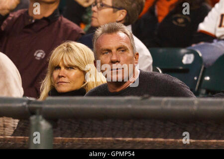 September 2010; San Francisco, CA, USA; der ehemalige San Francisco 49ers Quarterback Joe Montana (rechts) und seine Frau Jennifer Montana (links) beobachten das Spiel zwischen den San Francisco Giants und den Los Angeles Dodgers mit während des ersten Inning bei AT&T P Stockfoto