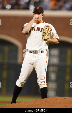September 2010; San Francisco, CA, USA; San Francisco Giants Starting Pitcher Matt Cain (18) steht hinter dem Pitcher Mound während des fünften Inning gegen die Los Angeles Dodgers im AT&T Park. San Francisco besiegte Los Angeles mit 2:1. Stockfoto