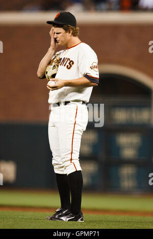 15. September 2010; San Francisco, CA, USA;  San Francisco Giants starten Krug Matt Cain (18) wischt diese Stirn während der sechsten Inning gegen die Los Angeles Dodgers im AT&T Park. Stockfoto