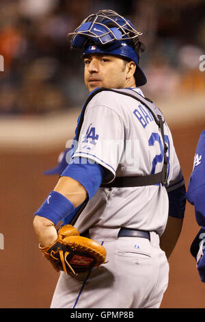 15. September 2010; San Francisco, CA, USA;  Los Angeles Dodgers Catcher Rod Barajas (28) während der achten Inning gegen die San Francisco Giants im AT&T Park.  San Francisco besiegte Los Angeles 2-1. Stockfoto