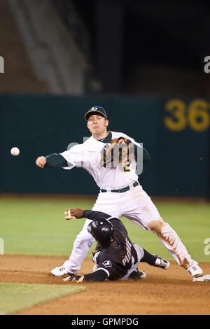 21. September 2010; Oakland, Kalifornien, USA;  Oakland Athletics Shortstop Cliff Pennington (2) ist ein doppeltes Spiel über Chicago White Sox linker Feldspieler Juan Pierre (1) während der achten Inning im Oakland-Alameda County Coliseum abgeschlossen. Stockfoto