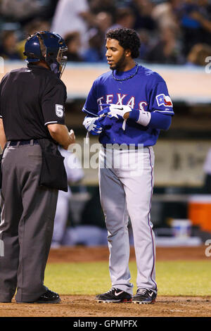 September 2010; Oakland, CA, USA; der Shortstop Elvis Andrus der Texas Rangers (rechts) streitet mit dem Heimplattenteam Greg Gibson (53), nachdem er sich im dritten Inning im Oakland-Alameda County Coliseum gegen die Oakland Athletics geschlagen hatte. Stockfoto